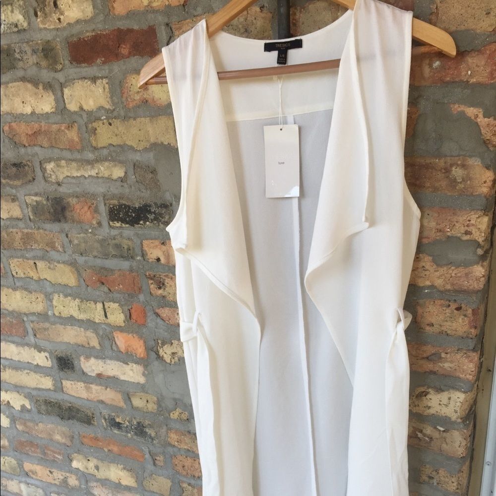 Tresics luxe white sleeveless dust coat jacket